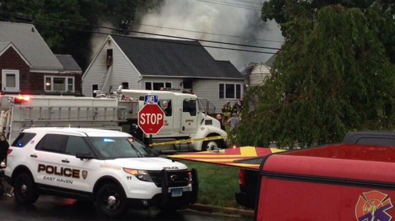 plane-connecticut-crash-home_si.jpg