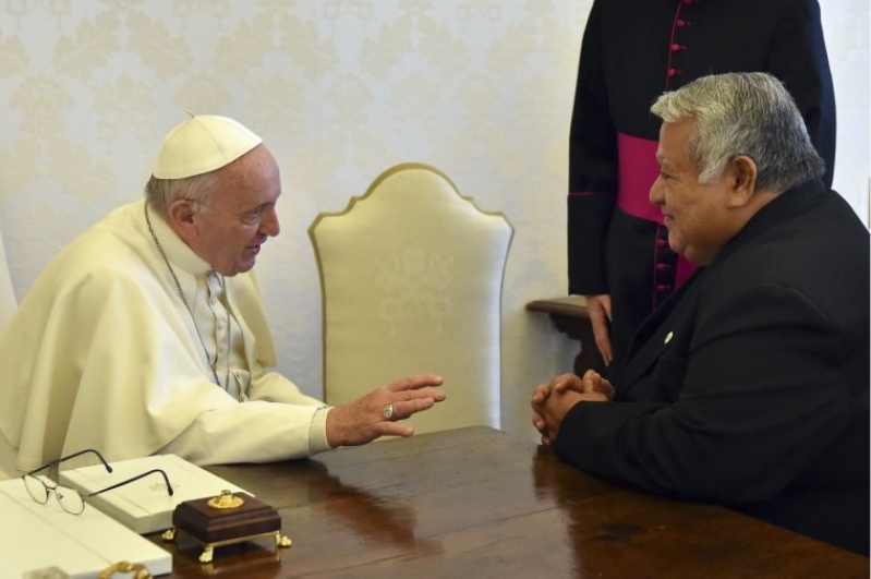 Pope Francis greets Samoa Prime Minister Tuilaepa Sailele Malielegaoi 