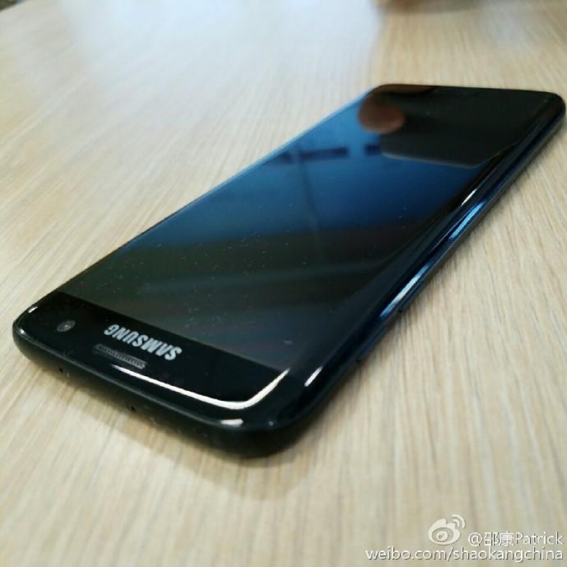 'Glossy Black' Samsung Galaxy S7 Edge. 