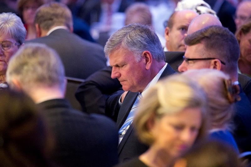 Franklin Graham head bowed