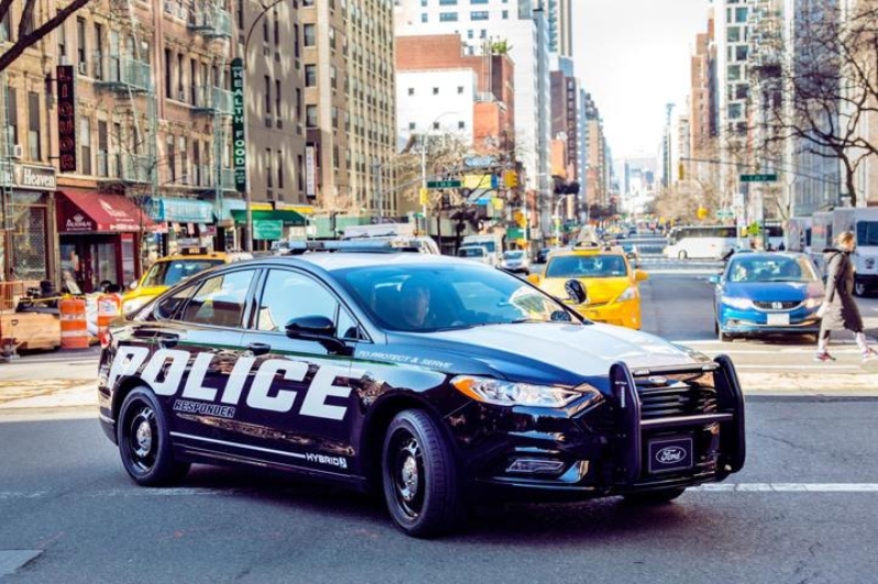 Ford to deliver a 38 mpg hybrid car for the police