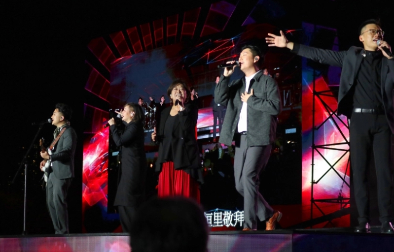 Stream of Praise energizes the crowd, bringing the concert to its climax.