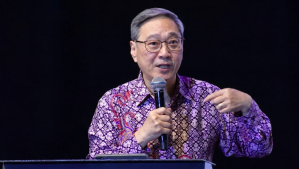 Rev. Edmund Chan, founder of the Global Alliance of Intentional Disciple Making Churches and leadership mentor, exhorts the church to return to the foundational life of walking with God during his plenary address at the 10th Chinese Congress on World Evan