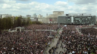 Thousands Mourn Polish Plane Crash Victims at Public Memorial