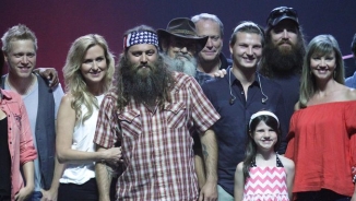 Duck Dynasty’s Uncle Si, Willie and Korie, Jase and Missy Robertson Set Duck Call Guinness World Record