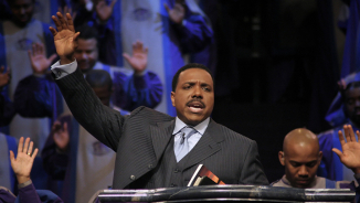 Pastor Creflo Dollar Asks Congregation for $65M Private Jet, Removes Funding Page after Harsh Criticism