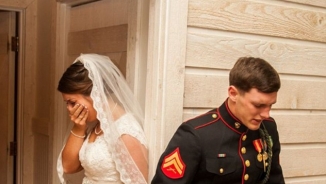 Photo of Marine and Bride Praying before Wedding Goes Viral: 'I Prayed to God for My Beautiful Wife'