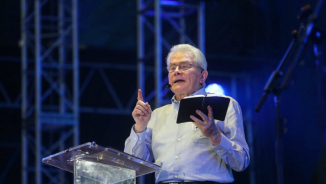 Thousands Gather at New York's Central Park to Hear Rev. Luis Palau Preach: 'Although Jesus Isn't Popular, We the Church Are Alive and Well'