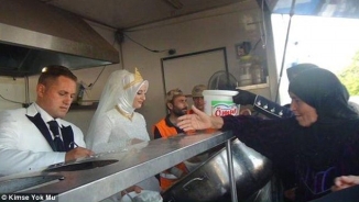 Turkish Couple Celebrates Wedding Day By Feeding 4,000 Syrian Refugees 