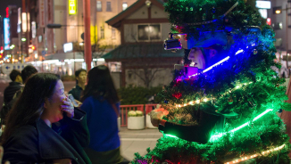 'Running Christmas Tree' Video: Brit Dressed as Christmas Tree Runs through Tokyo, Creates 2015 Holiday Cheer