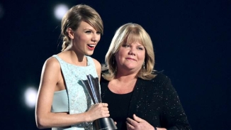 Taylor Swift Gives Back: Bad Blood Singer Visits Fan With Cancer As Christmas Gift