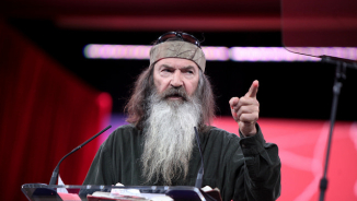 ‘Duck Dynasty’ Updates: Phil Robertson Gets Slammed for ‘Jesus Man’ Prayer at Duck Commander 500