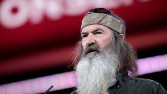 Franklin Graham Backs Phil Robertson After Reality Star is Slammed for ‘Jesus Man’ Prayer at Duck Commander 500