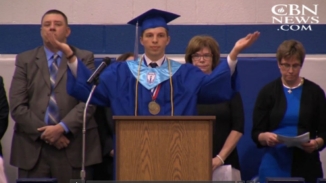 Ohio Valedictorian Defies Demands of Atheist Group, Recites Lord's Prayer At Graduation Ceremony 