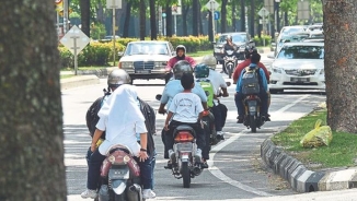 Unmarried Couples Riding Pillion In A Malaysian State Are An 'Eyesore', Arrested By Religious Authorities