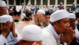 Days Before Election, Thousands Hold Mass Prayer Urging Muslims Not to Vote for Jakata Christian Gov. Ahok 